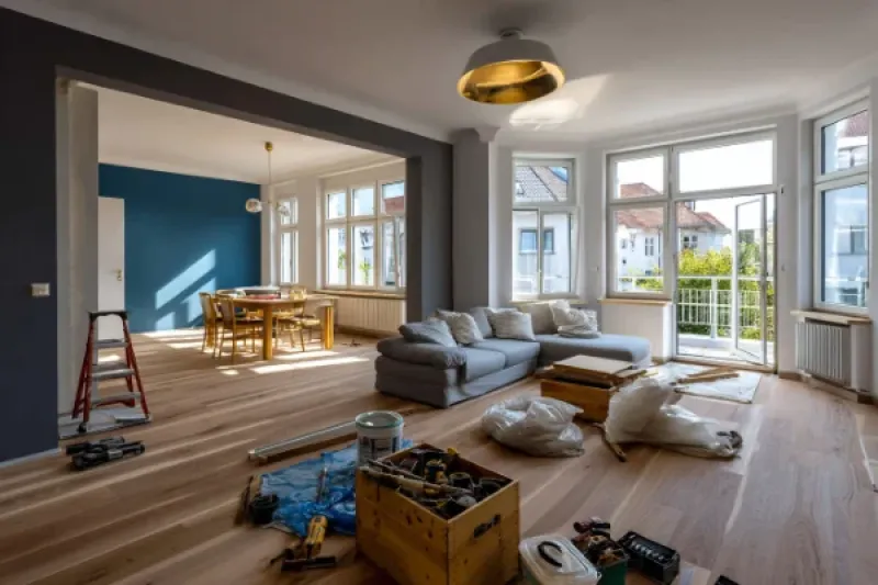 moderne Etagenwohnung, die gerade renoviert wird