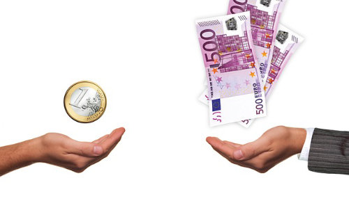 Hände mit Geld