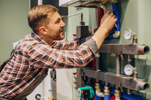 Handwerker repariert Heizung