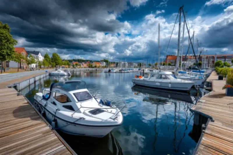 Moderne Bootsmarina mit Holzdocks und Motor und Segelbooten