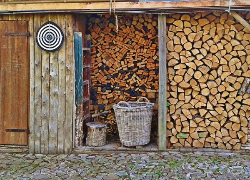 Brennholz in einem Schuppen