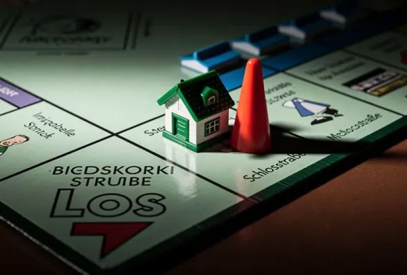 Symbolbild: Figuren auf einem Monopoly-Spiel