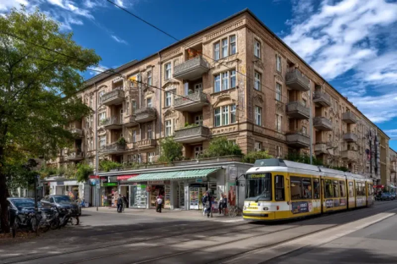 Straßenbahn fährt durch ein Berliner Stadtgebiet