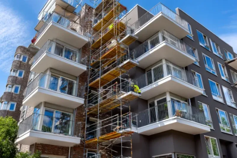 Mehrfamilienhaus mit eingerüsteten Balkonen