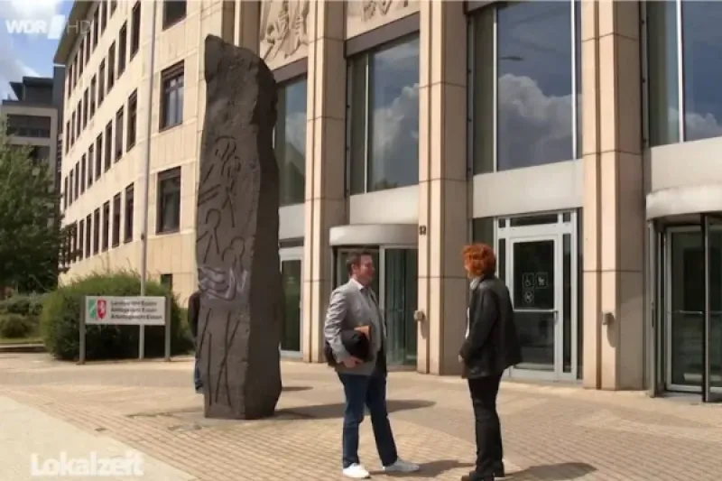 Rechtsanwalt Alexander Liese mit Mandantin vor einem Gerichtsgebäude
