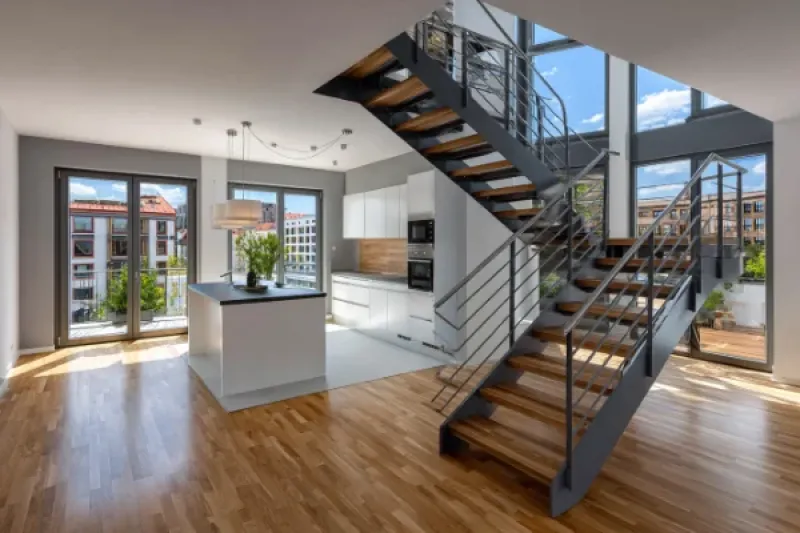 moderne Wohnung in Berlin mit einer dekorativen Stahltreppe ins Obergeschoss