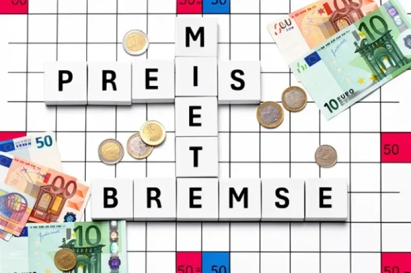 Mit Buchstaben beschriftete Würfel auf Geldscheinen (Symbolbild)