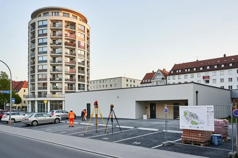 Baumaßnahmen auf einem Parkplatz vor einem Hotelturm