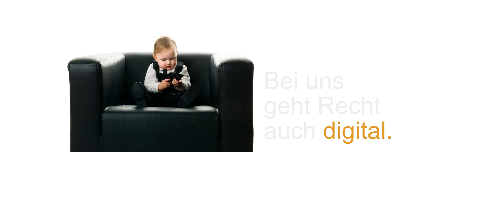 kleiner Junge mit Handy auf einem Chefsessel