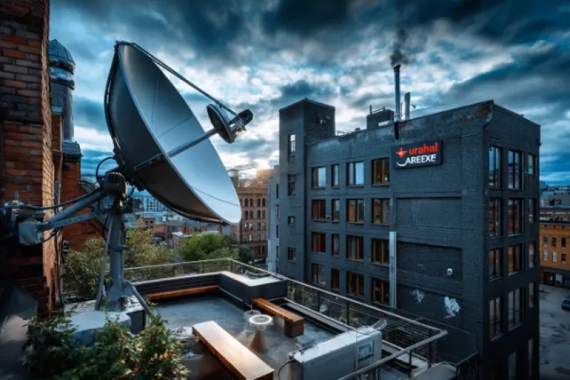 Gemeinschaftsparabolantenne auf einem Apartmenthaus