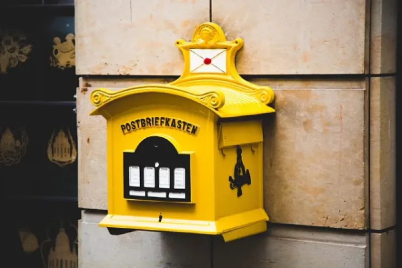 Bild von einem Postbriefkasten an einer Hauswand
